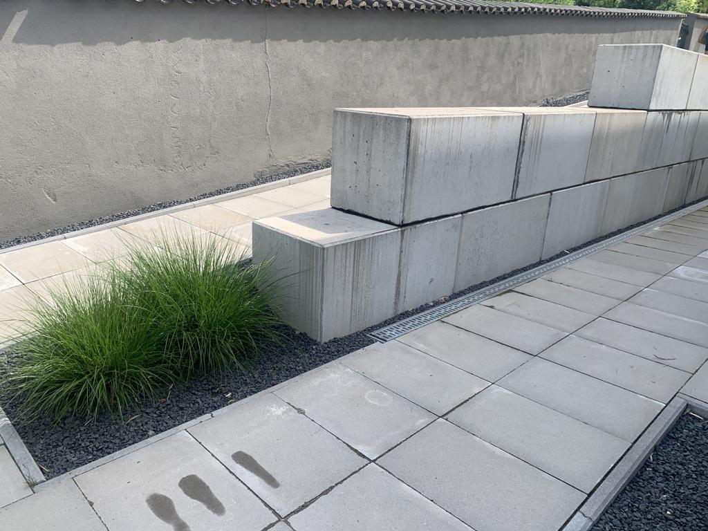 Mauer aus Betonblock-Elementen
